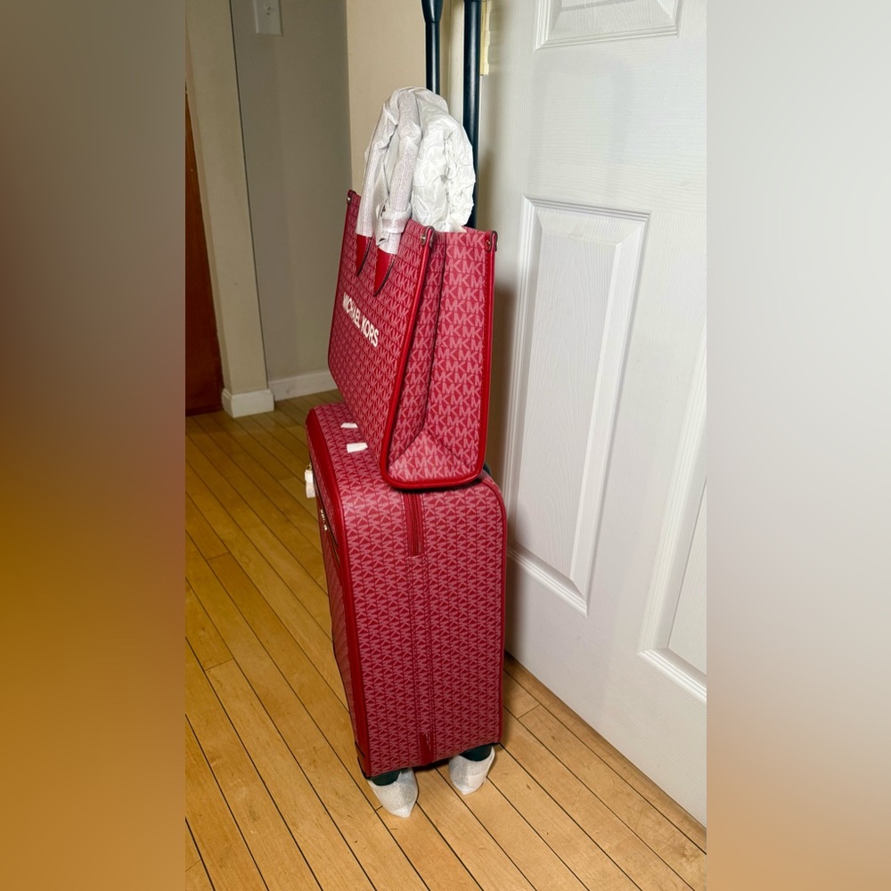Michael Kors Cherry travel set - Picture 3 of 14